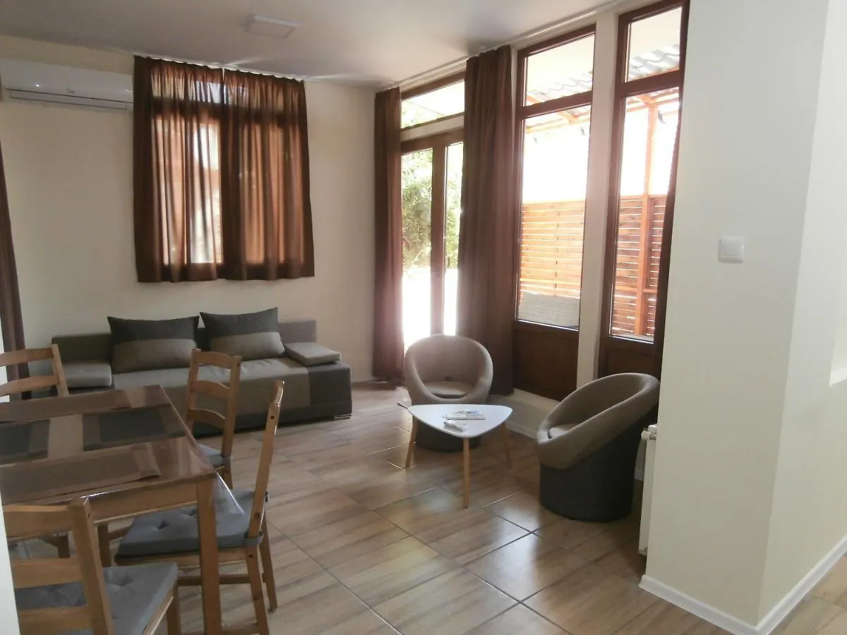 Magnolia Apartman Эгер 0*,